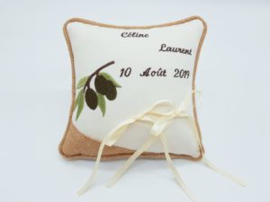 Coussin alliances mariage personnalisé et fait main sur-mesure sur le thème de l'olivier par Rêves de Fil.