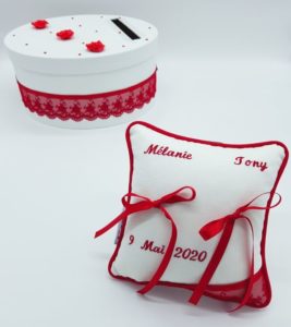 Coussin alliances mariage personnalisé et fait main sur-mesure sur le thème du rouge et blanc par Rêves de Fil.