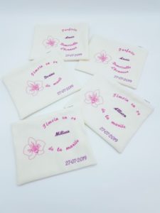 Pochettes mariage personnalisées et fait main sur-mesure sur le thème de l'orchidée par Rêves de Fil pour offrir aux témoins et demoiselles d'honneur de la part des mariés.