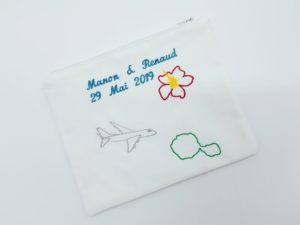 Pochette mariage personnalisée et fait main sur-mesure sur le thème du voyage de noces par Rêves de Fil.