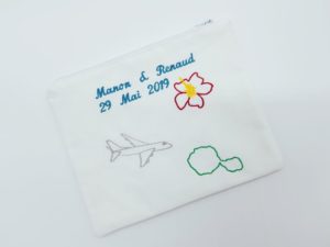 Pochette mariage personnalisée et fait main sur-mesure sur le thème du voyage de noces par Rêves de Fil.