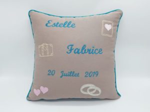 Coussin souvenir mariage personnalisé et fait main sur-mesure sur le thème du voyage par Rêves de Fil.