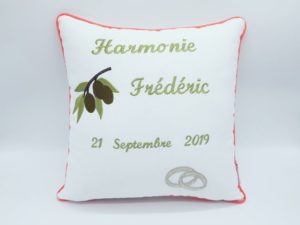 Coussin souvenir mariage personnalisé et fait main sur-mesure sur le thème des olives par Rêves de Fil.