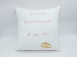 Coussin souvenir mariage personnalisé et fait main sur-mesure sur le thème du rose et du blanc par Rêves de Fil.