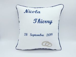 Coussin souvenir mariage personnalisé et fait main sur-mesure sur le thème du bleu marine et du blanc par Rêves de Fil.