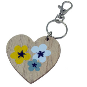 Porte clé cœur avec fleurs, vendu par rêves de fil.