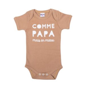 Body à message "Comme papa mais en mieux" couleur camel, vendu par Rêves de fil.