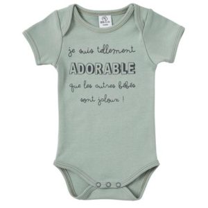 Body à message "Je suis tellement adorable" couleur vert de gris, vendu par Rêves de fil.