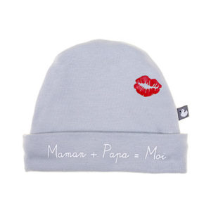 Bonnet naissance pur coton "Maman + Papa = Moi" couleur gris clair, vendu par Rêves de fil.