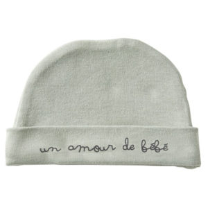 Bonnet naissance pur coton "Un amour de bébé" couleur vert de gris, vendu par Rêves de fil.