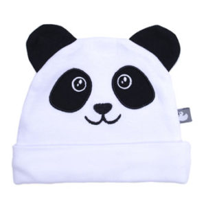 Bonnet naissance pur coton "Petit Panda" couleur blanc er noir, vendu par Rêves de fil.