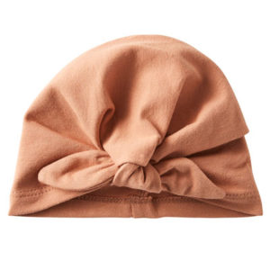 Bonnet naissance forme turban couleur cassonade, vendu par Rêves de fil.