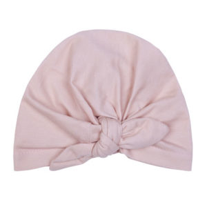 Bonnet naissance forme turban couleur nude, vendu par Rêves de fil.