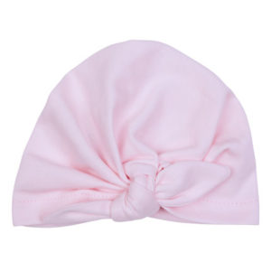 Bonnet naissance forme turban couleur rose pastel, vendu par Rêves de fil.