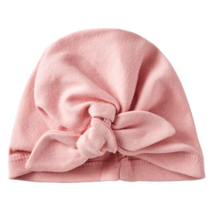 Bonnet naissance forme turban couleur rose thé, vendu par Rêves de fil.