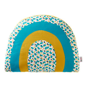 Coussin déco forme arc-en-ciel pour la chambre de bébé collection Baby Pop, vendu par Rêves de fil.