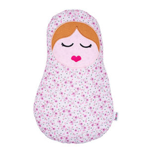Coussin déco forme poupée pour la chambre de bébé collection Frenchy Liberty, vendu par Rêves de fil.