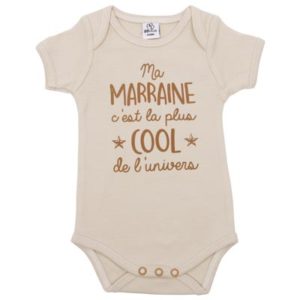Body à message "Ma marraine c’est la plus cool de l'univers" couleur sable, vendu par Rêves de fil.