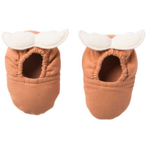 Chaussons bébé tout doux avec ailes d'ange couleur cassonade et écru, vendu par Rêves de fil.