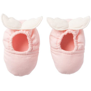 Chaussons bébé tout doux avec ailes d'ange couleur blush et écru, vendu par Rêves de fil.