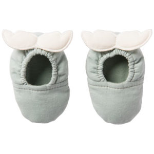 Chaussons bébé tout doux avec ailes d'ange couleur vert de gris et écru, vendu par Rêves de fil.