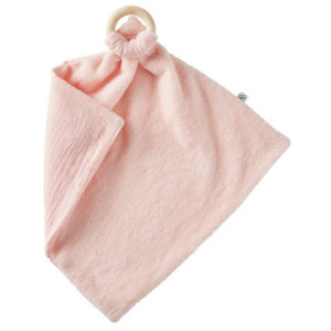 Doudou bi-matière avec anneau de dentition en bois naturel couleur rose blush, vendu par Rêves de fil.