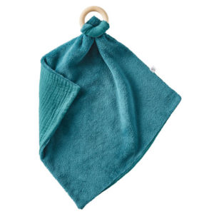 Doudou bi-matière avec anneau de dentition en bois naturel couleur vert paon, vendu par Rêves de fil.
