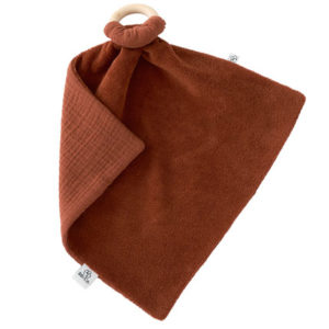 Doudou personnalisable de dentition bi-matière avec anneau de dentition en bois naturel couleur marsala, vendu par Rêves de fil.