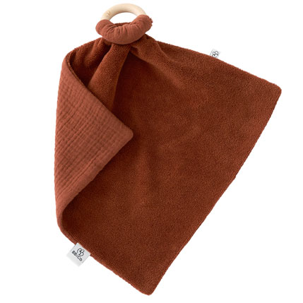 Doudou personnalisable de dentition bi-matière avec anneau de dentition en bois naturel couleur marsala, vendu par Rêves de fil.