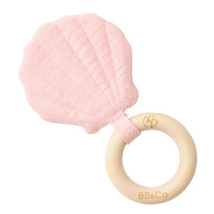 Hochet de dentition bois forme coquillage couleur blush, vendu par Rêves de fil.