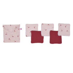 Lingettes lavables avec sa pochette assortie, imprimé cerises, couleur tomette. Vendu par Rêves de fil.