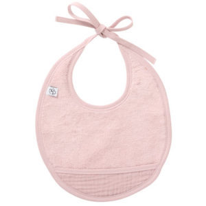 Bavoir naissance bambou et gaze de coton, couleur rose pétale. Vendu par Rêves de Fil.