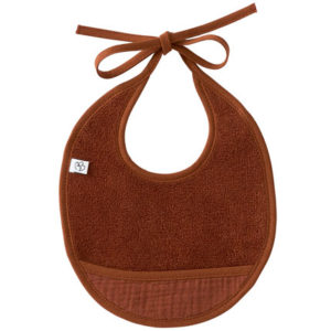 Bavoir naissance bambou et gaze de coton, couleur toffee. Vendu par Rêves de Fil.