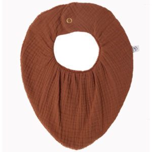 Un joli bandana absorbant en gaze de coton et éponge bambou à personnaliser, couleur toffee chocolat. Vendu par Rêves de fil.