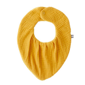 Un joli bandana absorbant en gaze de coton et éponge bambou à personnaliser, couleur moutarde. Vendu par Rêves de fil.