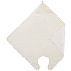 Cape de bain tablier en bambou, dimensions 100x100cm et de couleur mousse de lait. Vendu par Rêves de Fil.