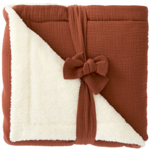 Couverture peluche double gaze et microfibre, collection Mix & Match, couleur marsala. Vendu par Rêves de Fil.