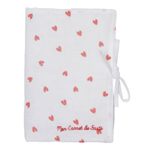 Protège carnet de santé collection Mon petit coeur, couleur blanc avec imprimé coeur rouge. Vendu par Rêves de fil.