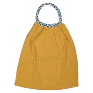 Serviette élastiquée gaze de coton moutarde / imp. multicolore. Vendu par Rêves de Fil.