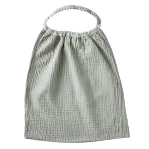 Serviette élastiquée en double gaze de coton. Vert de gris au recto et imprimé palmiers au verso. Vendu par Rêves de Fil.
