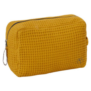 Trousse de toilette en nid d'abeille imperméable, couleur moutarde. Dimensions 25 x 16 x 10 cm. Vendu par Rêves de Fil.