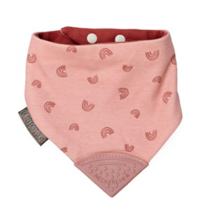 Bavoir-bandana avec embout de dentition couleur arc-en-ciel rose. Vendu par Rêves de Fil.
