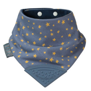 Bavoir-bandana avec embout de dentition couleur étoiles bleu grisé. Vendu par Rêves de Fil.