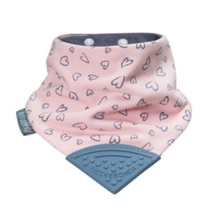 Bavoir-bandana avec embout de dentition couleur cœurs rose. Vendu par Rêves de Fil.