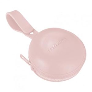 Étui zippé en forme de macaron pour sucette en silicone, couleur rose poudré. Vendu par Rêves de Fil.