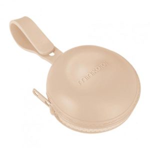 Étui zippé en forme de macaron pour sucette en silicone, couleur nude. Vendu par Rêves de Fil.