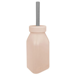 Bouteille d’apprentissage en silicone alimentaire avec paille, couleur nude. Vendu par Rêves de Fil.