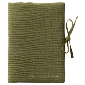 Protège-carnet de santé personnalisable gaze de coton vert fougère vendu par rêves de fil.