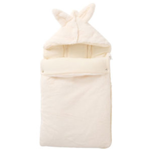 Nid d'ange en fausse fourrure crème et en gaze de coton. Dimensions 68x40cm. Vendu par Rêves de Fil.