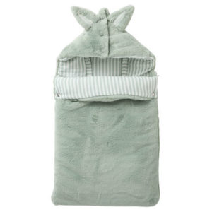 Nid d'ange en fausse fourrure rayé vert de gris et en gaze de coton. Dimensions 68x40cm. Vendu par Rêves de Fil.